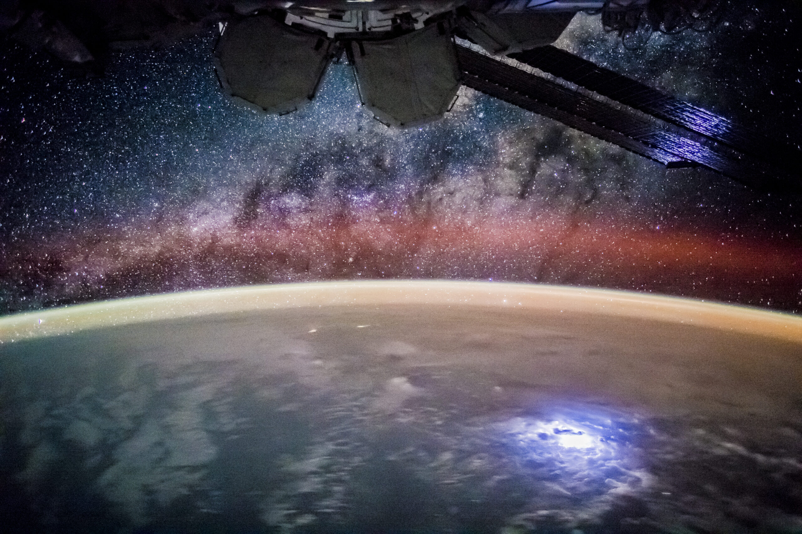La Vía Láctea vista desde la órbita terrestre, símbolo de la bóveda celeste que dividen las casas astrológicas