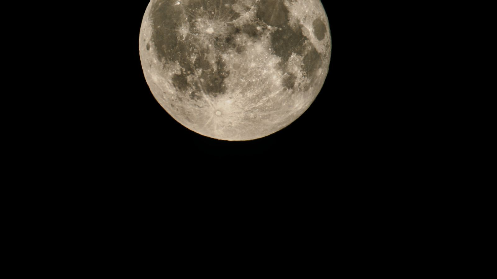 La Luna en el cielo nocturno y las fases lunares