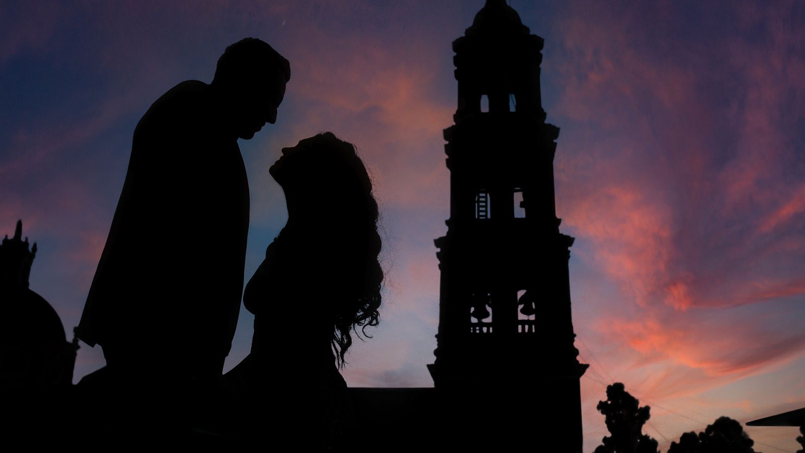 Pareja al atardecer y la compatibilidad de signos en el amor