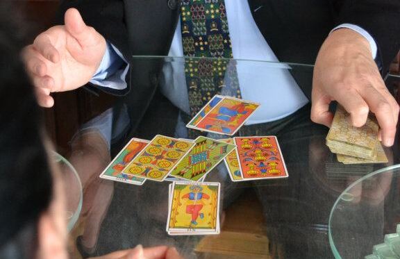 Cartas de tarot dispuestas sobre una mesa para una tirada de tres cartas