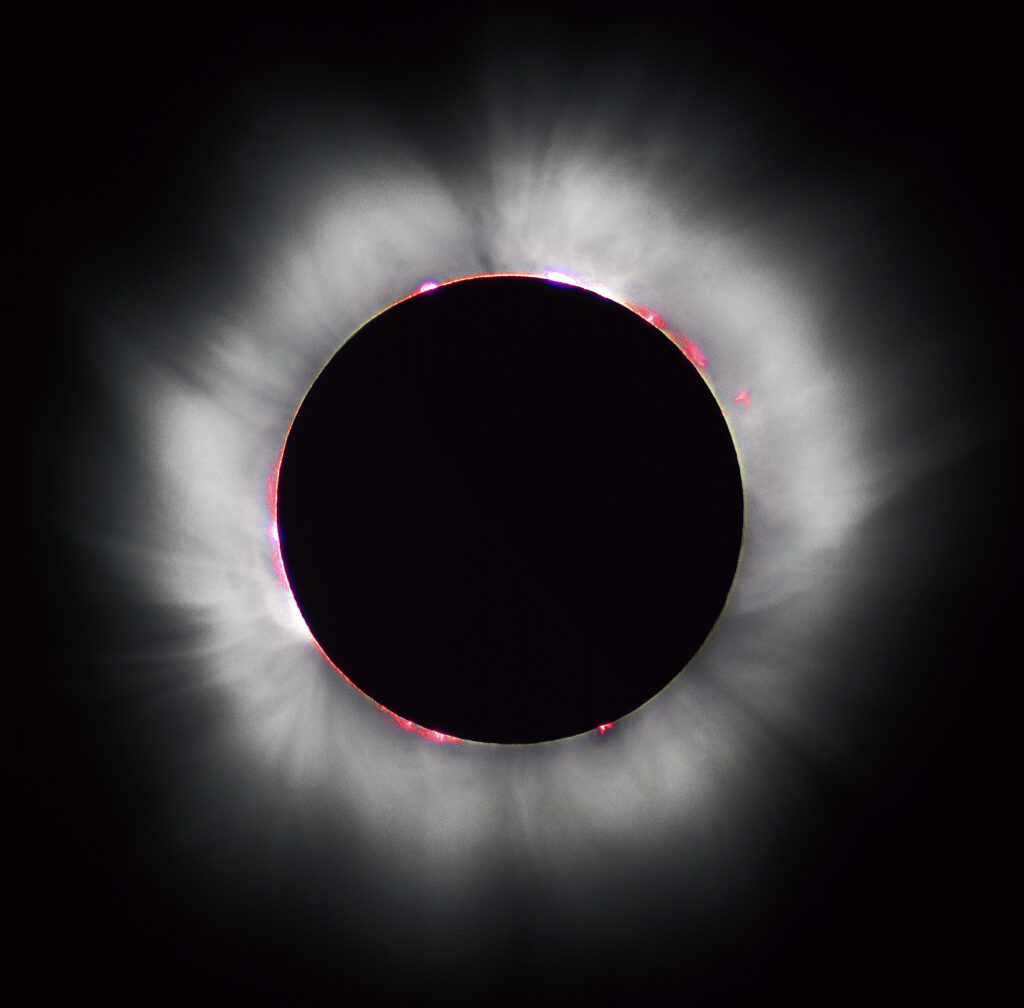 Eclipse solar total con la corona del Sol visible alrededor de la Luna