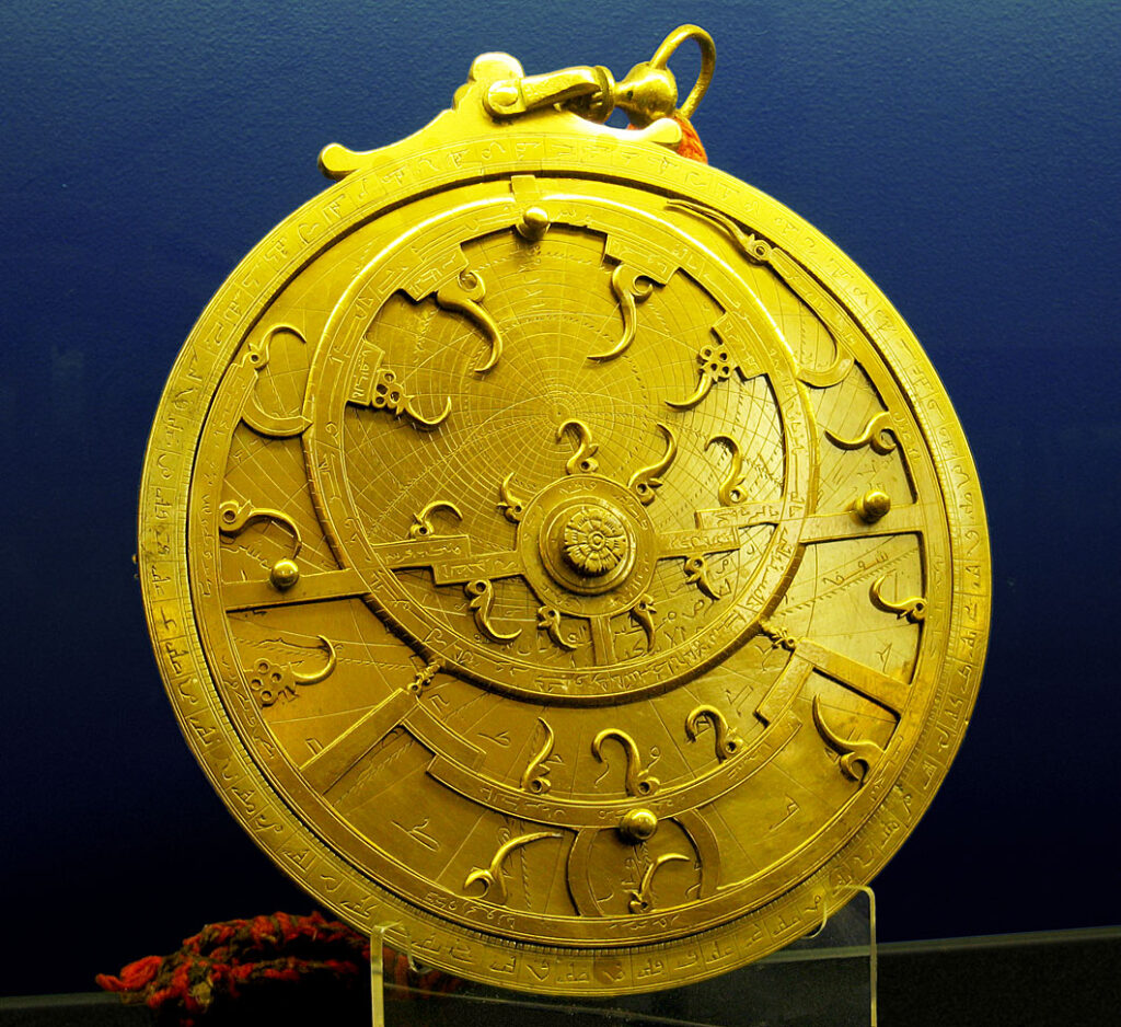 Astrolabio persa de latón del siglo XVIII, instrumento histórico usado en astronomía y astrología